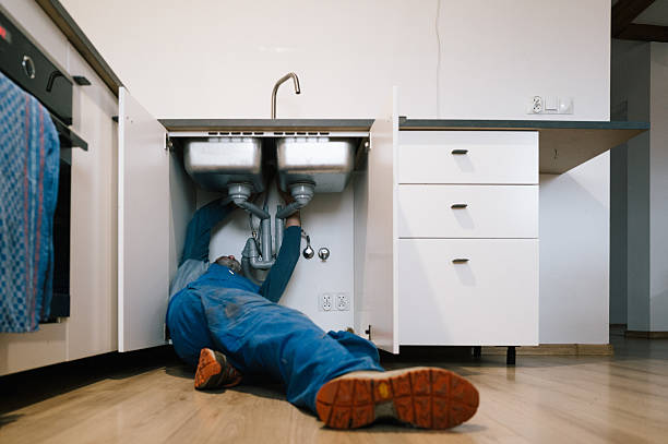 Professional Emergency Plumber technician working in Venus, FL